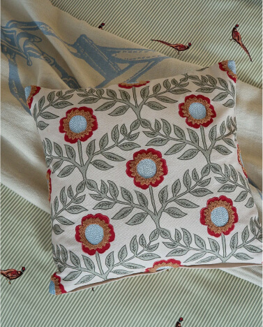 CUSHIONS & THROWS